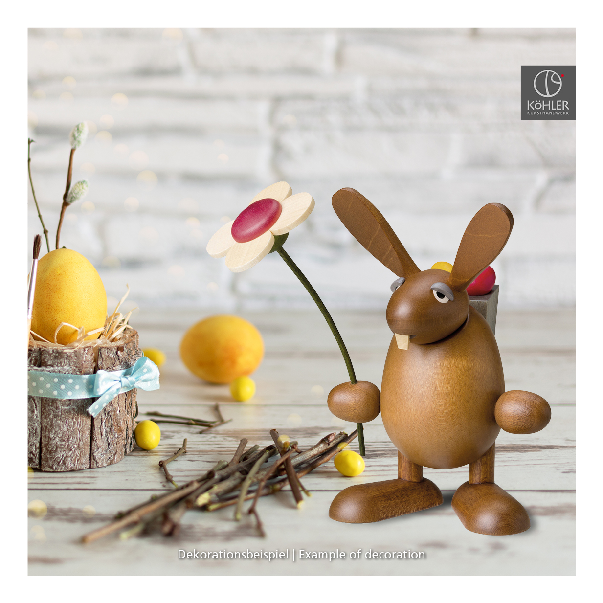 Osterhase mit Blume, stehend