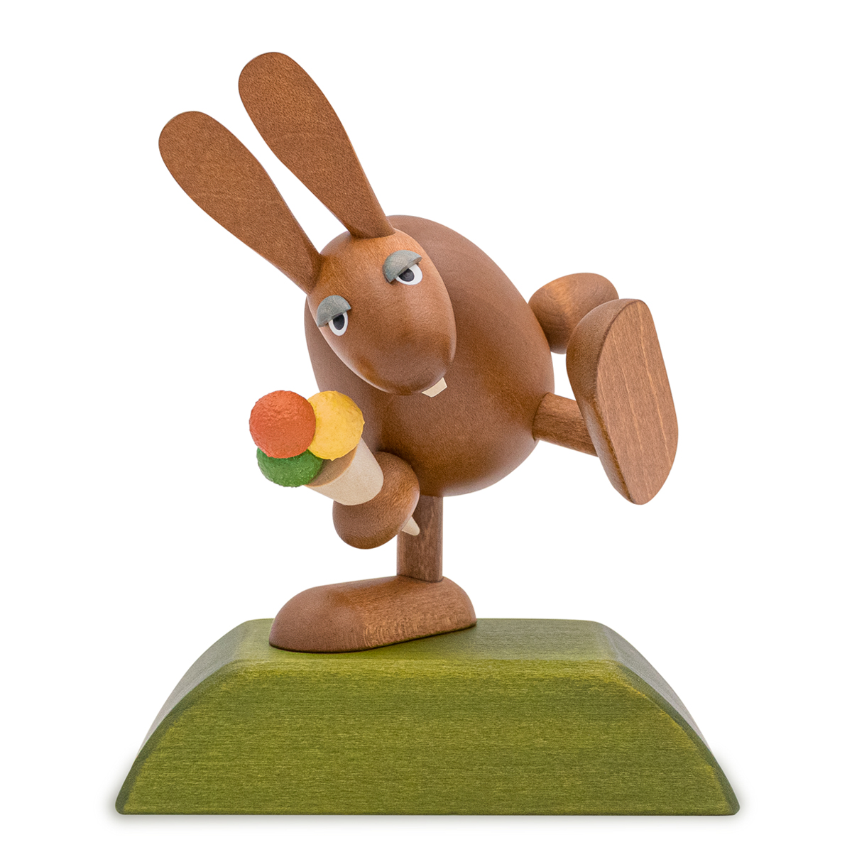 Osterhase mit Eistüte und Grashügel