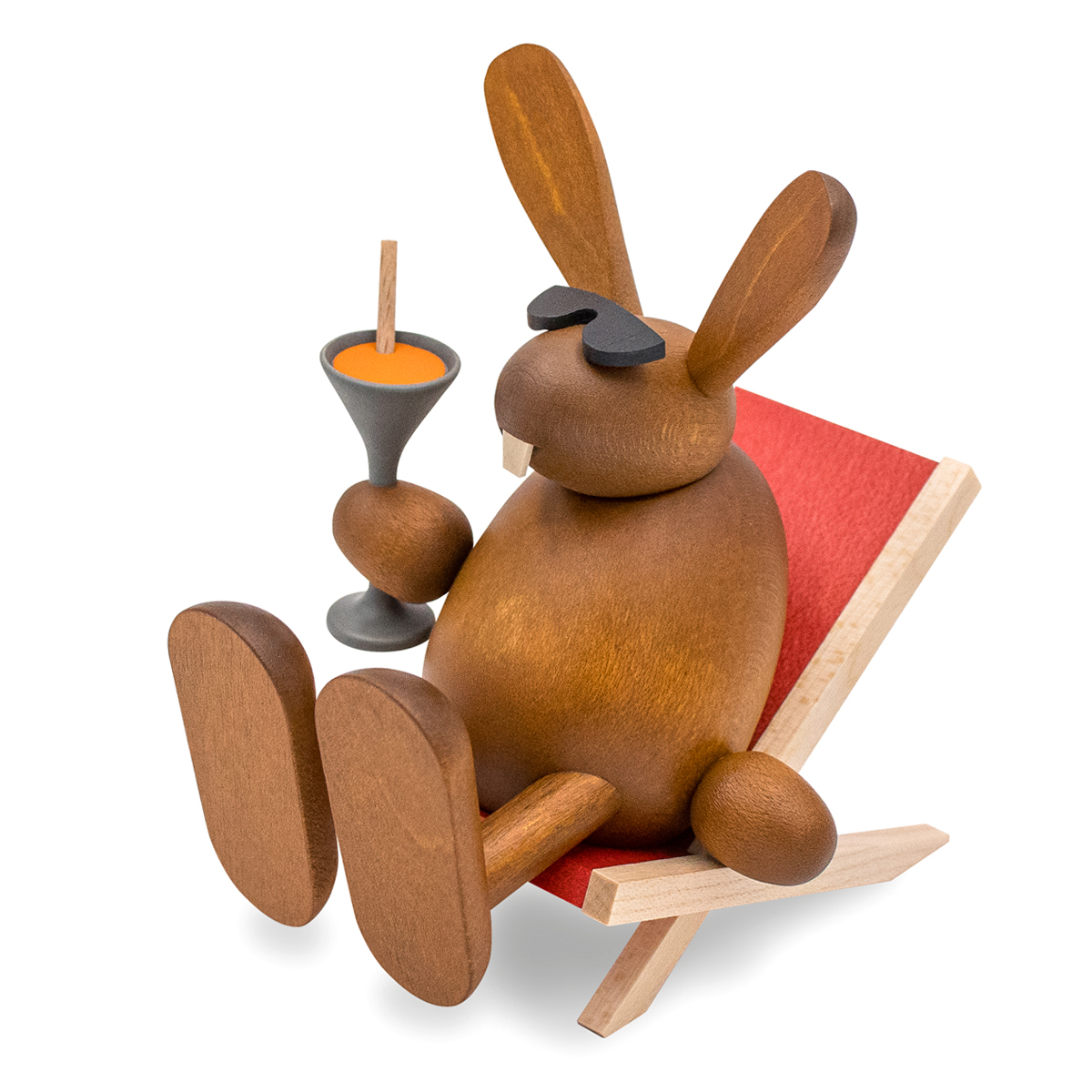 Osterhase mit Möhrensaft im Liegestuhl
